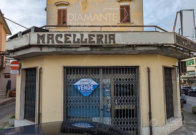 Locale commerciale di 70 mq con quattro vetrine