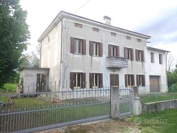 SAN GIOVANNI DEL TEMPIO: casa con ampio terreno