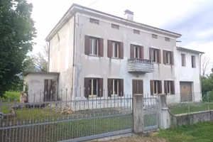SAN GIOVANNI DEL TEMPIO: casa con ampio terreno