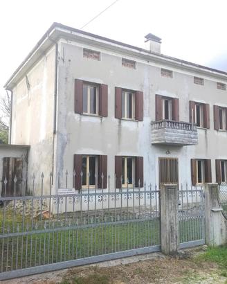 SAN GIOVANNI DEL TEMPIO: casa con ampio terreno