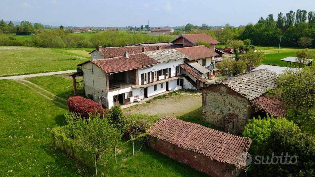 Rustico / Casale di 409 m² con 5 locali e box auto - Vista 2