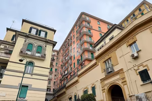 4 LOCALI A NAPOLI