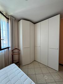 Camera da letto con armadio angolare