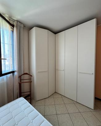 Camera da letto con armadio angolare