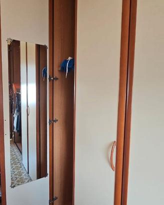 Grande armadio in legno solido con cassettiera int