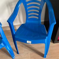 Due sedioline in plastica blu
