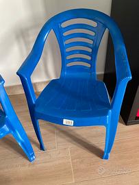 Due sedioline in plastica blu