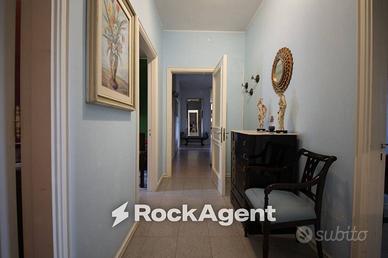 Villa di 315 m² con più di 5 locali e box auto a C