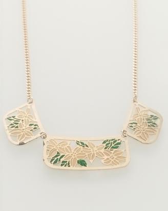 Fine collana in metallo dorato 