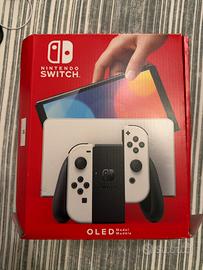 Nintendo Switch Oled con Hori Split Pad e custodia