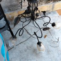 lampadario in ferro battuto comodini antichi