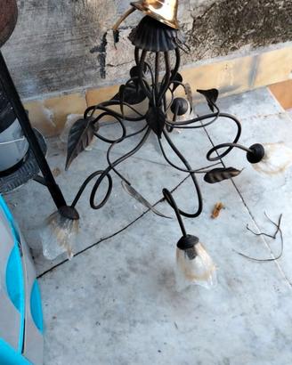 lampadario in ferro battuto comodini antichi