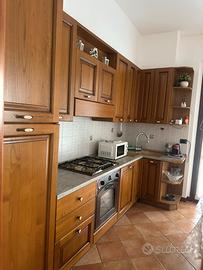 Cucina con angolo e tavolo
