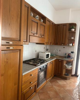 Cucina con angolo e tavolo