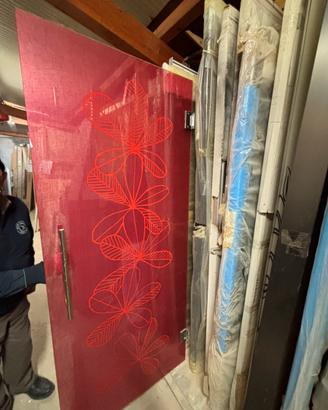 Vetrata effetto seta con motivi rossa