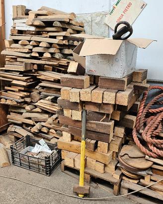 pezzi di travi in legno