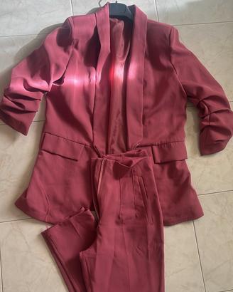 completo tailleur con pantaloni rosa scuro