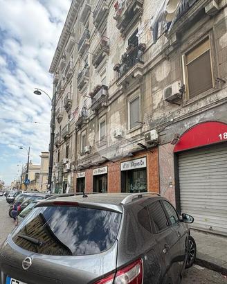 NEGOZIO A NAPOLI