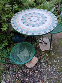 tavolini mosaico con due sedie 