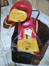 guantoni e scarpe da boxe