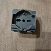 Presa elettrica universale Vimar 2P+T 16A grigia –