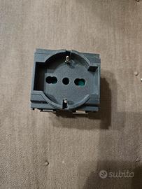 Presa elettrica universale Vimar 2P+T 16A grigia –