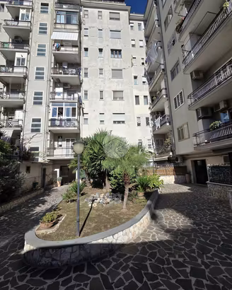 2 LOCALI A NAPOLI