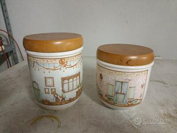 Set barattoli e tazze con teiera.