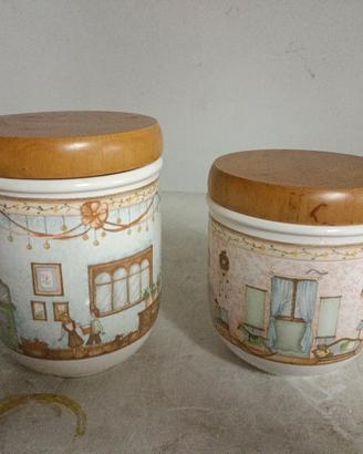Set barattoli e tazze con teiera.