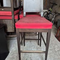 17 sedie basse, 16 sgabelli alti tre tavoli alti.