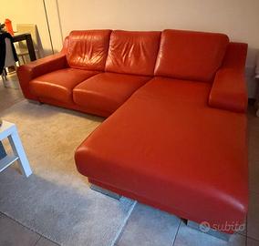 Divano rosso in pelle