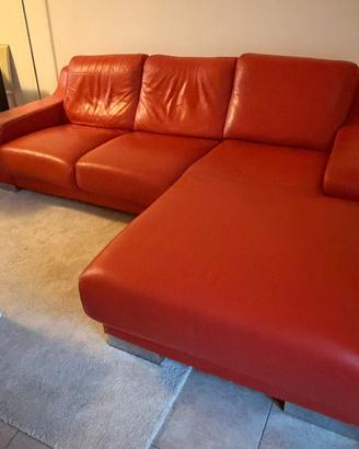 Divano rosso in pelle