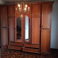 Armadio in legno con ante a specchio e cassetti