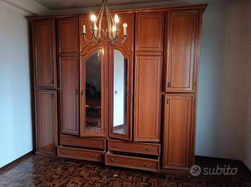 Armadio in legno con ante a specchio e cassetti