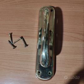 Maniglia in ottone per finestra