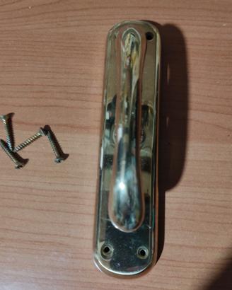 Maniglia in ottone per finestra