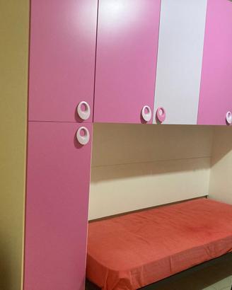 Cameretta con letto singolo a ponte