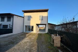 CASA BICAMERE: ristrutturata ed immersa nella t...