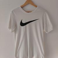 T-shirt Nike bianca con logo nero 