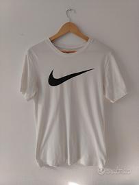 T-shirt Nike bianca con logo nero 