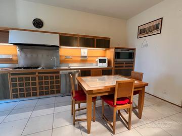 Cucina lineare con tavolo e 4 sedie