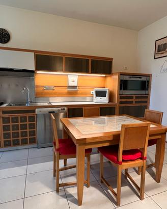Cucina lineare con tavolo e 4 sedie