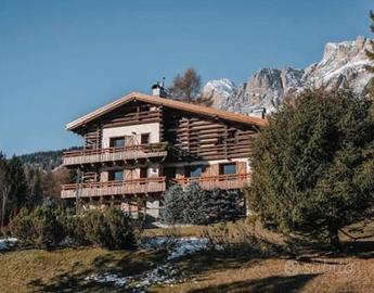 Affittiamo villa o una casa grande o comprare