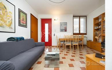 TRILOCALE IN CORTE SENZA SPESE CONDOMINIALI !!