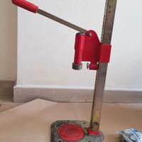 Tappatrice manuale a colonna per tappi corona