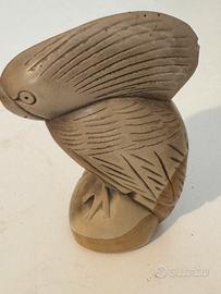 Scultura d’ucelllo oleare in pietra chiara