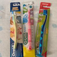 Set 3 spazzolini denti per bambini. Nuovi.