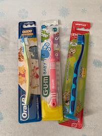 Set 3 spazzolini denti per bambini. Nuovi.