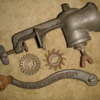 Tritacarne vintage in ghisa per arredamento