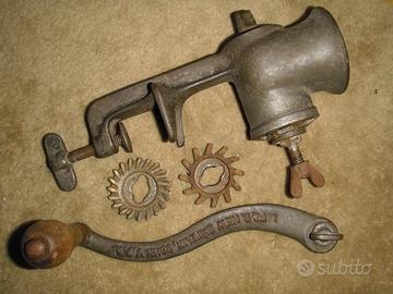 Tritacarne vintage in ghisa per arredamento